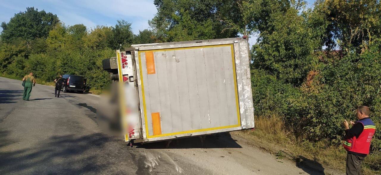 На Київщині вантажівка з тваринами перекинулася на легковик, загинула людина