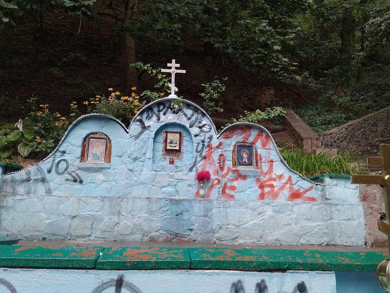 В Києво-Печерській лаврі невідомі осквернили каплицю та джерело “Сльози Пресвятої Богородиці” (фото)