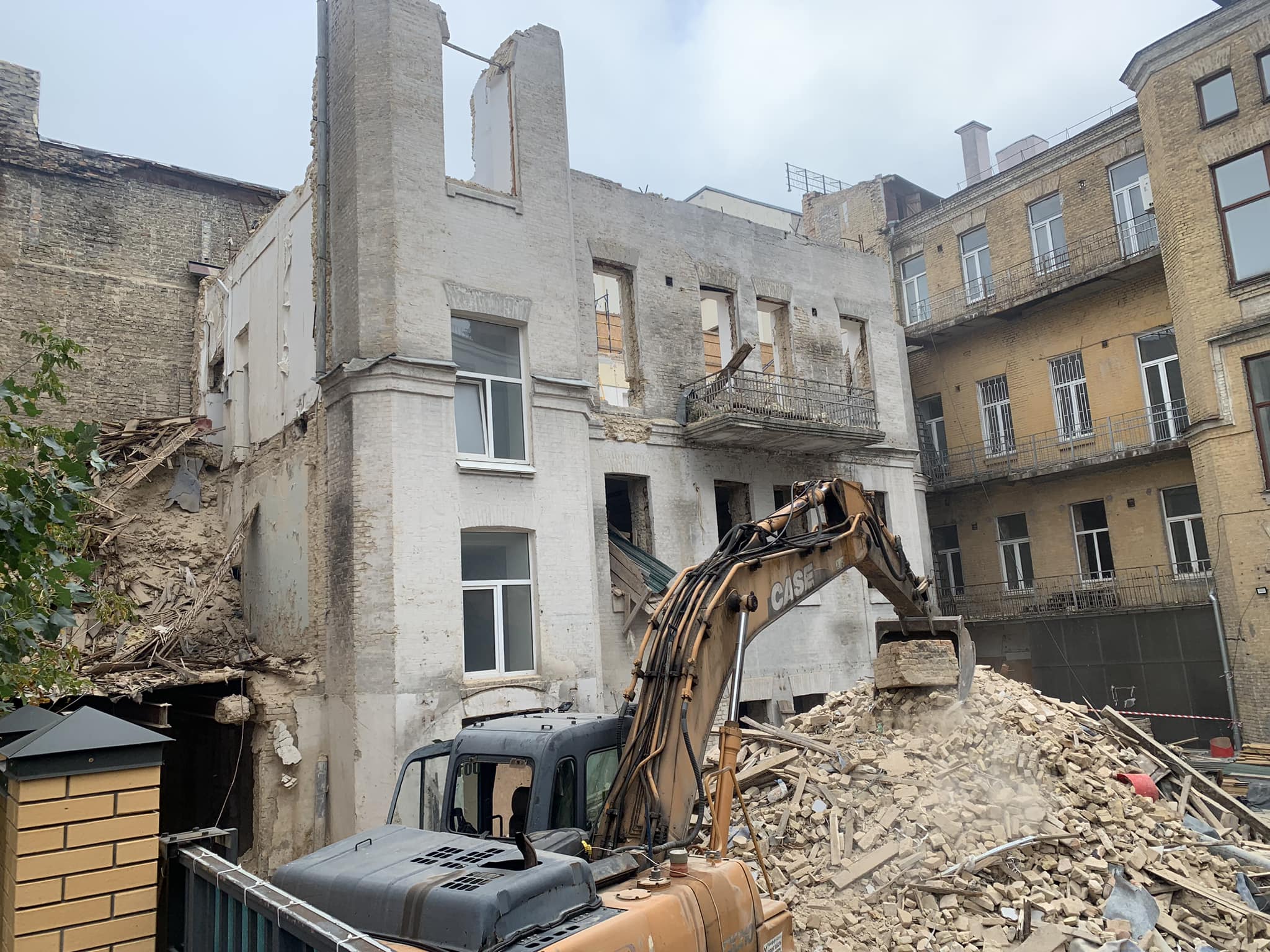 Мінкульт вимагає зупинити демонтаж будинку Київського повітового земства у столиці