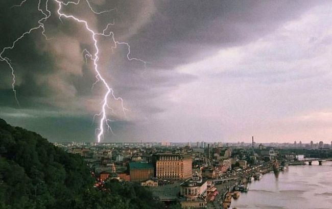 Метеорологи попереджають про грозу завтра у Києві та області