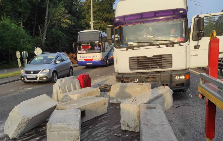 На в’їзді до Києва з боку Житомира вантажівка протаранила блокпост (фото)
