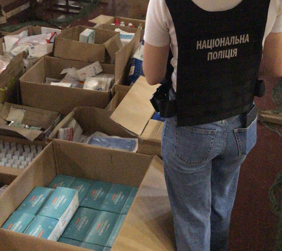 На Київщині викрили псевдоволонтера, який торгував “гуманітаркою”, призначеною жителям Ірпеня