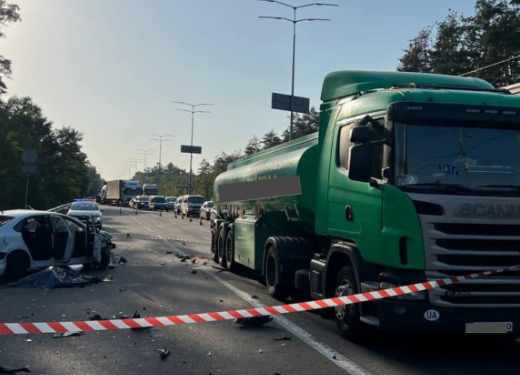 В Подільському районі сталася смертельна ДТП за участі бензовозу і таксі