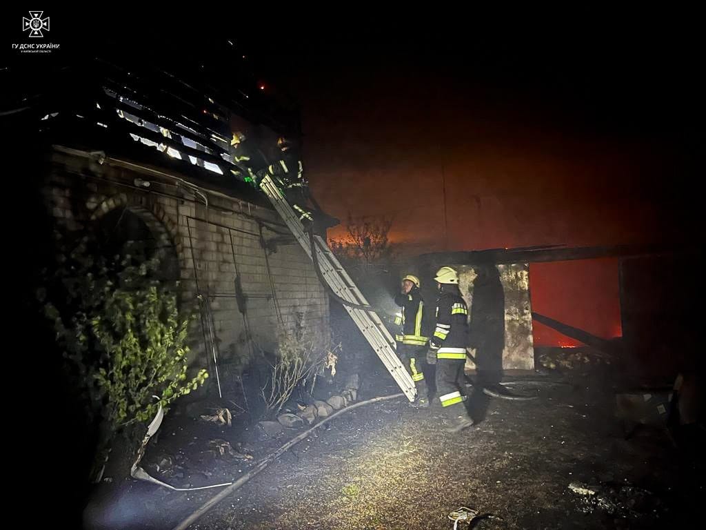 У Літках під час пожежі загинула жінка та травмовано чоловіка, згоріли два будинки (фото, відео)