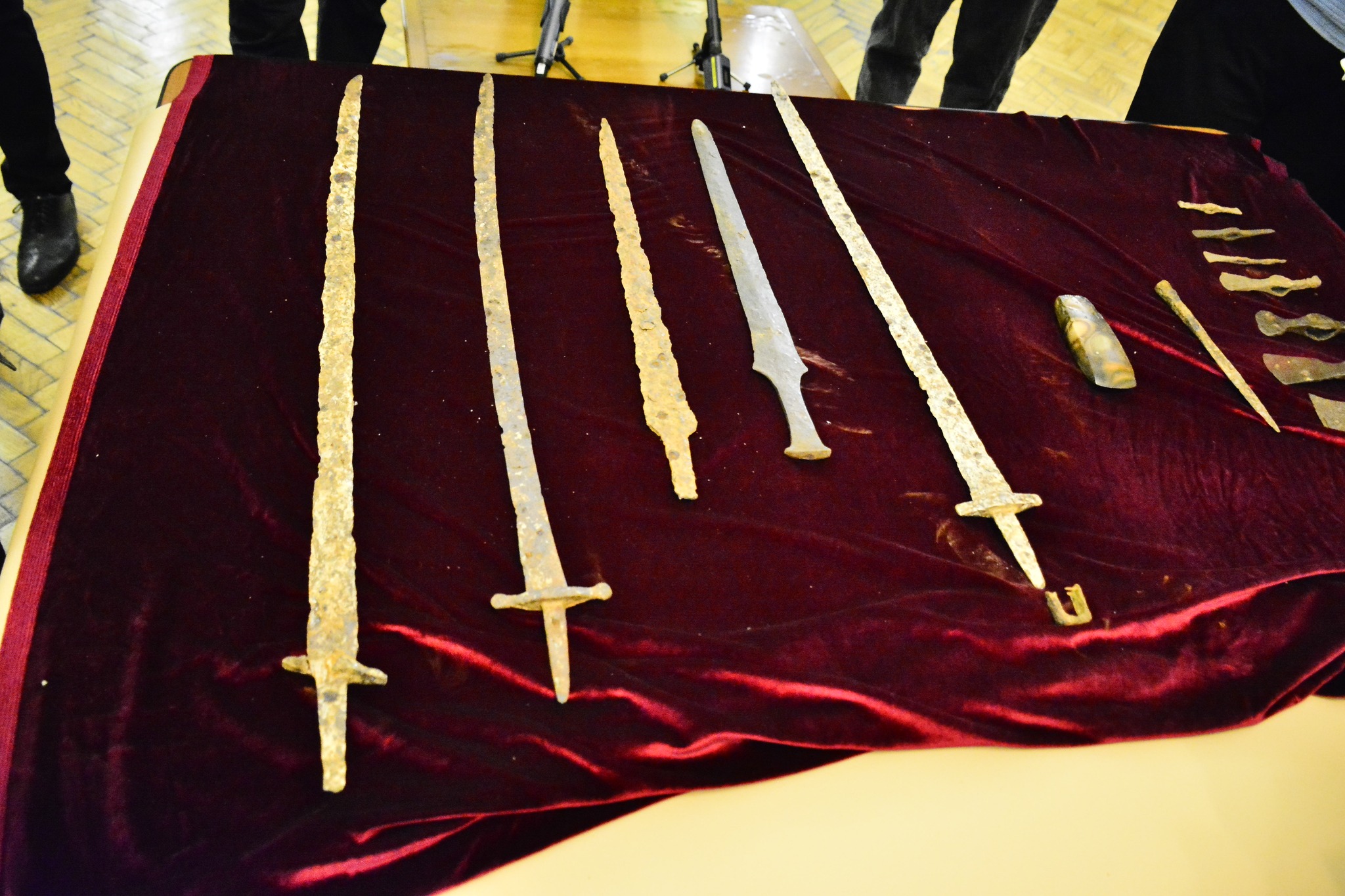 До заповідника “Києво-Печерська лавра” передали 14 предметів археології, викрадених російськими окупантами (фото)