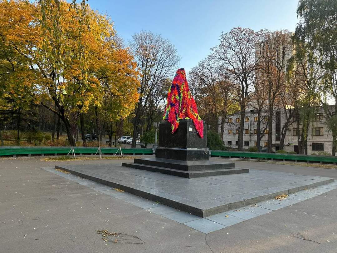 Київські активісти закрили пам'ятник Пушкіну “демаскувальною” сіткою