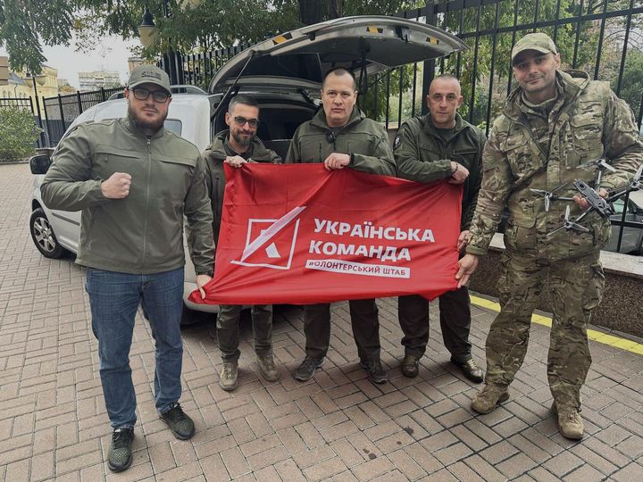 “Українська команда” передала чергову партію дронів-камікадзе бійцям підрозділу спецпризначення НГУ “Омега”