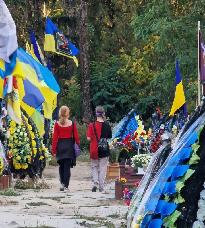 У Києві на Берковецькому кладовищі підлітки заради розваги обкрадали могили загиблих воїнів