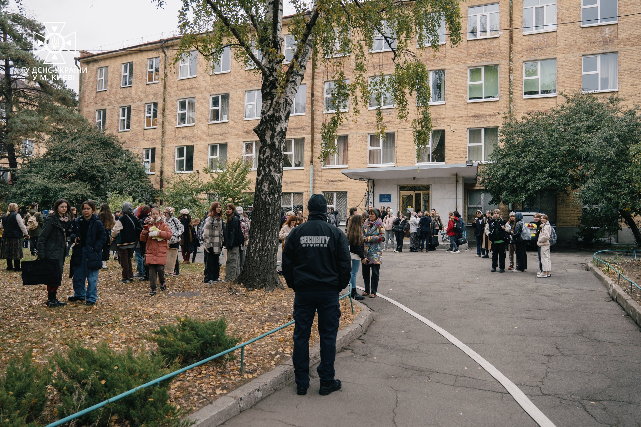 У Києві евакуювали 150 дітей та викладачів при ліквідації пожежі у художній школі (фото)