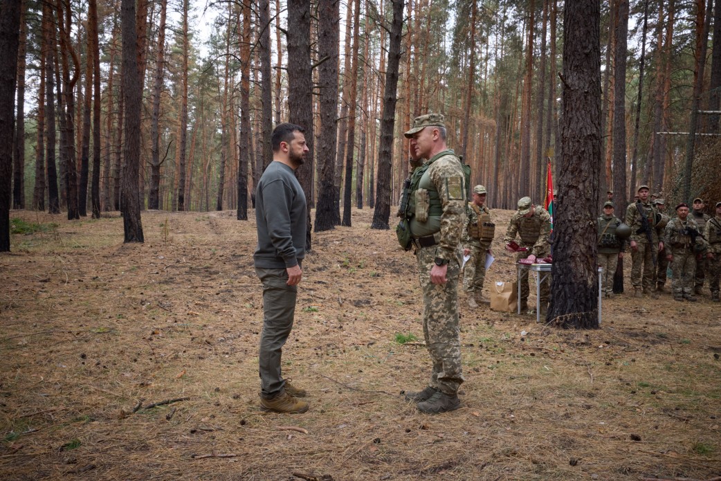 Президент Зеленський відвідав українських військових на фронті