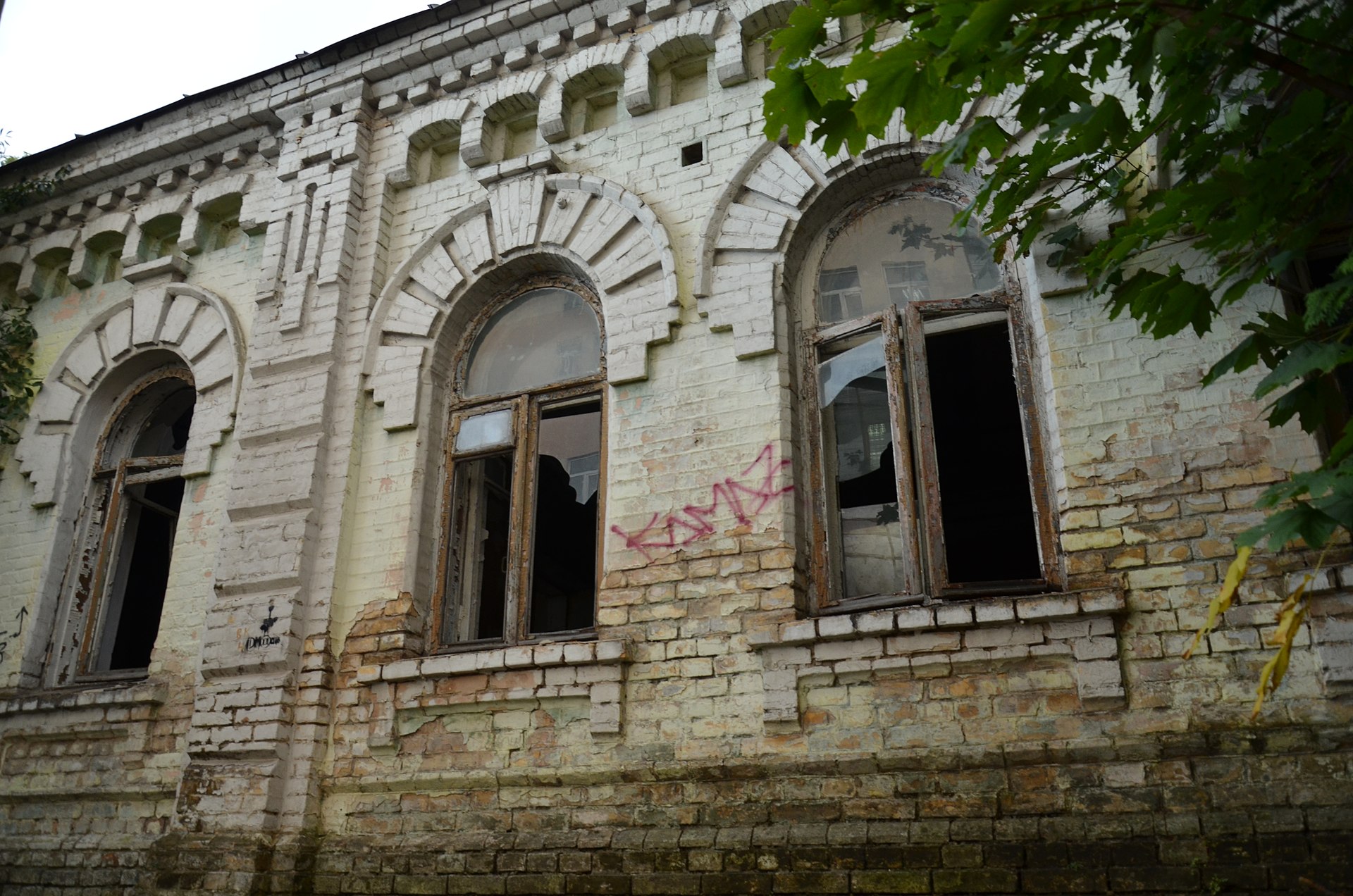 Столичні прокурори в суді вимагають від власника привести до належного стану старовинний будинок на Багговутівській вулиці