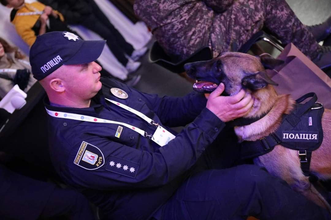 Столична поліцейська собака Чейз отримала нагороду за пошук наркотичних засобів (фото)