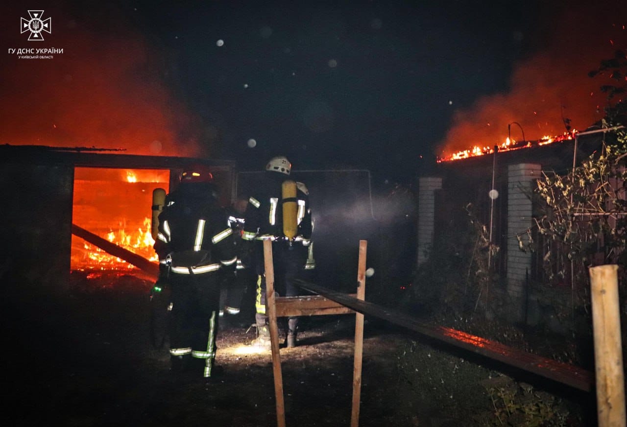 У Літках під час пожежі загинула жінка та травмовано чоловіка, згоріли два будинки (фото, відео)