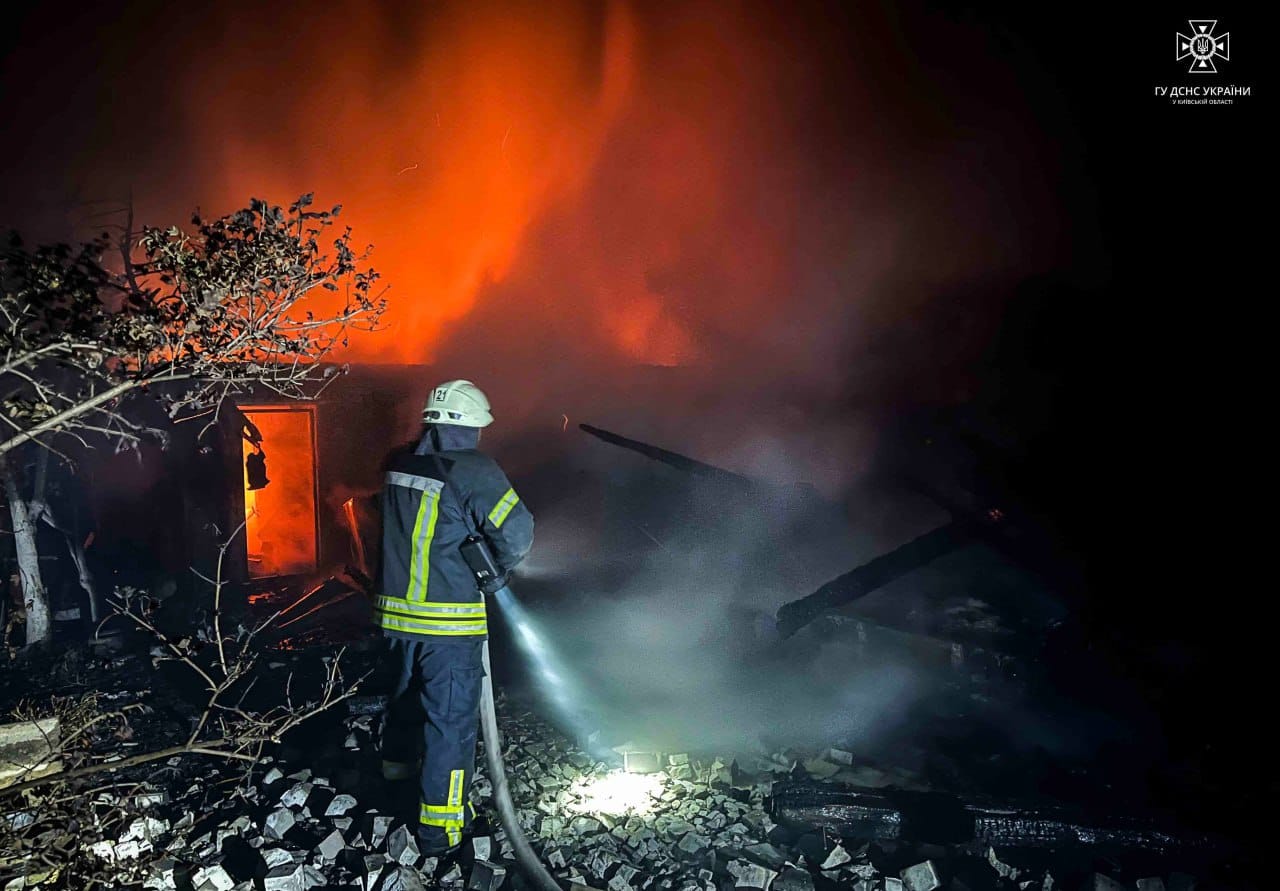 У Літках під час пожежі загинула жінка та травмовано чоловіка, згоріли два будинки (фото, відео)