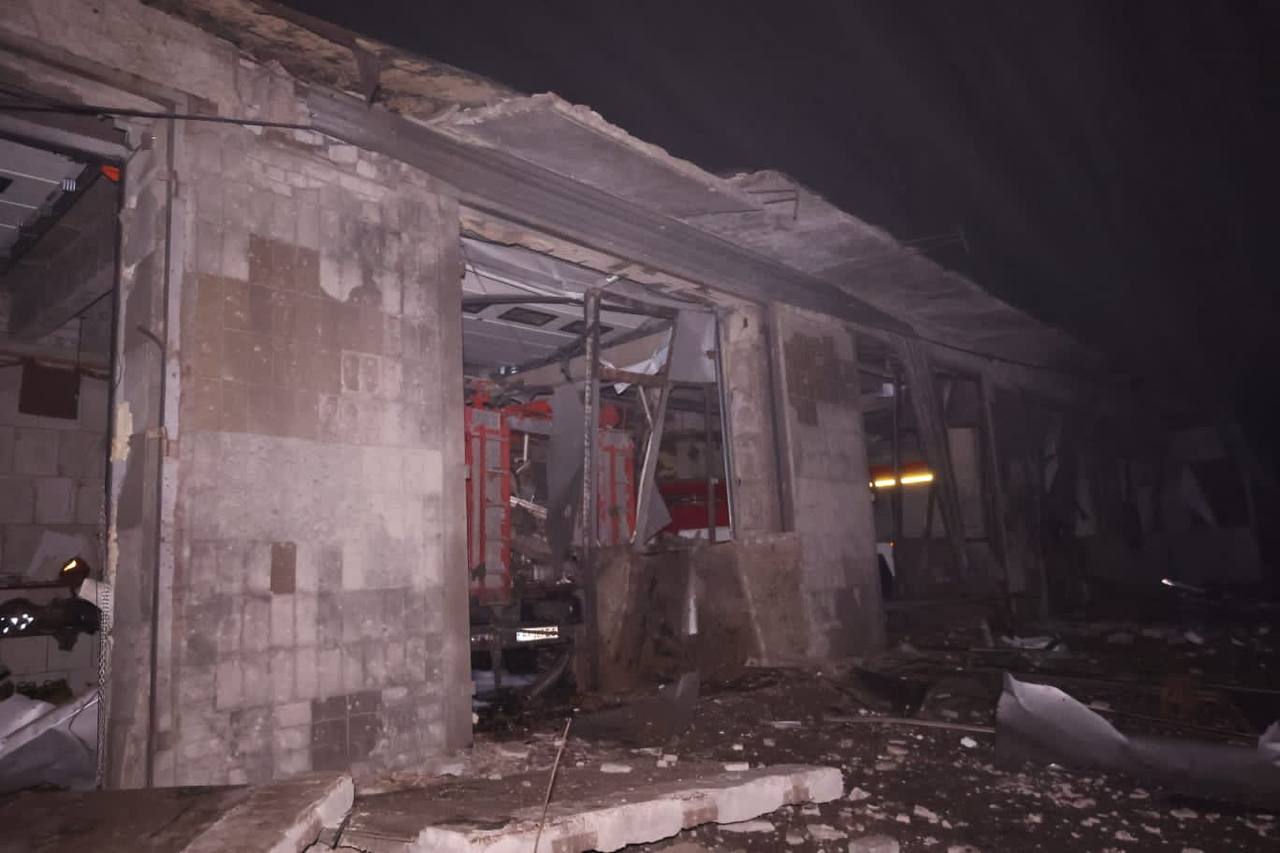 Цієї ночі окупанти вдарили по пожежній частині в Ізюмі, 8 рятувальників постраждало (фото)