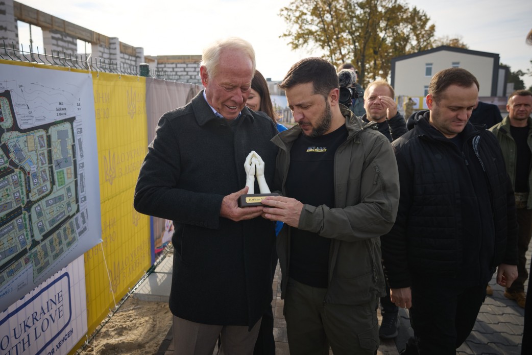 Володимир Зеленський оглянув на Київщині будівництво житла для людей, які втратили свої домівки через війну