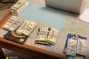 Чотирьох суддів Київського апеляційного суду викрили на хабарі у 35 тисяч доларів