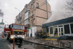 На Подолі ліквідували пожежу в закладі громадського харчування на Хоривій (фото, відео)