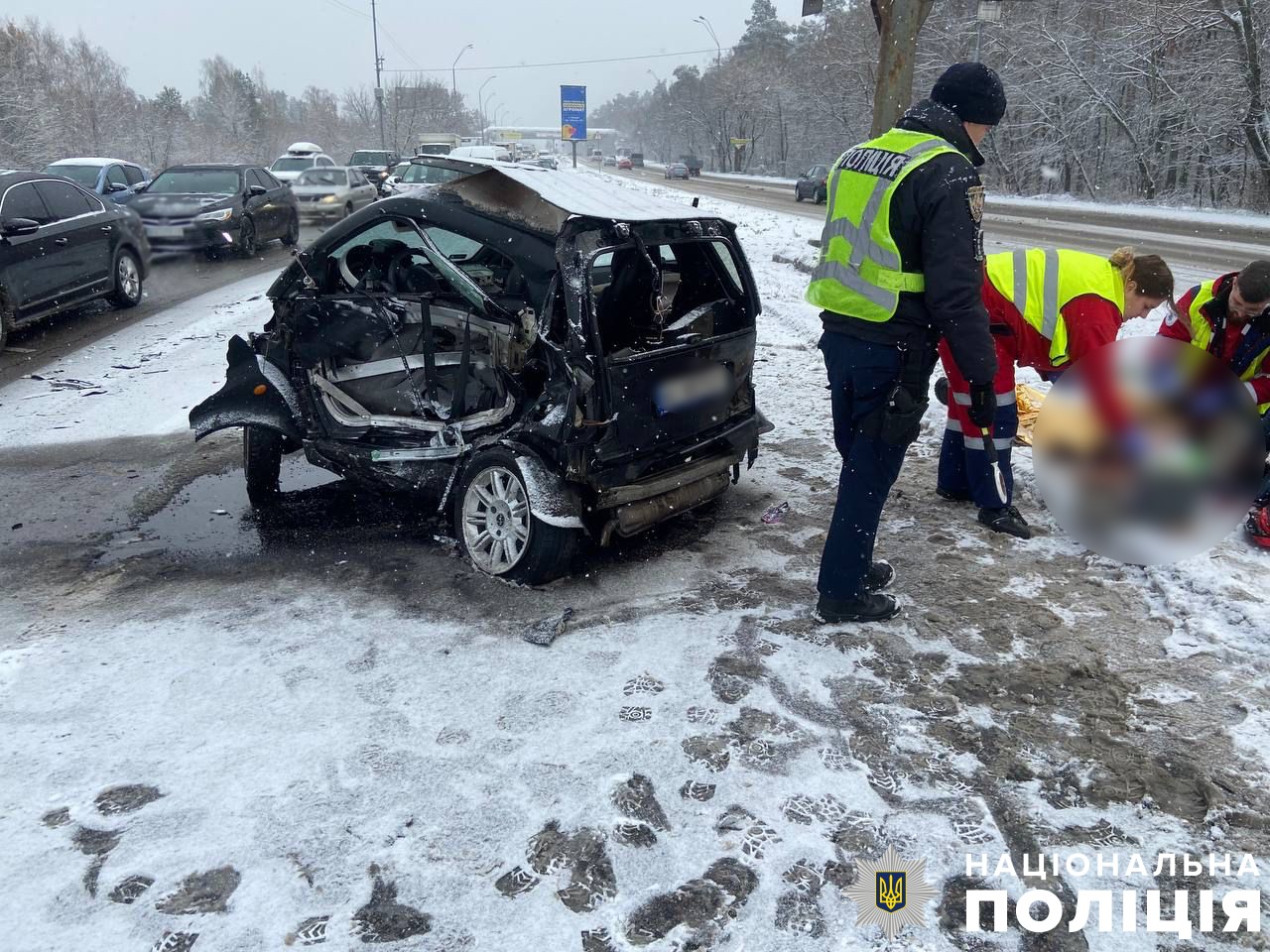 У Києві на Броварському проспекті внаслідок лобового зіткнення двох авто загинула жінка