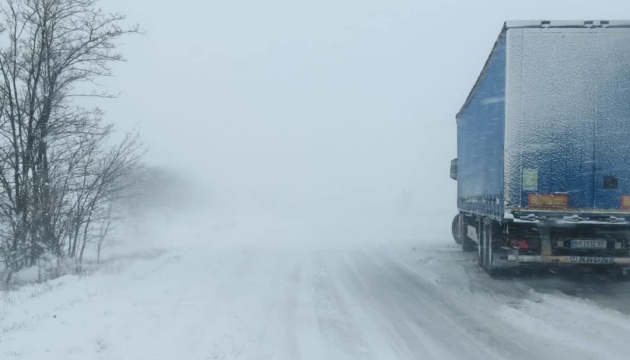 На Київщині через снігопад водіям вантажівок радять користуватися майданчиками для відстою (мапа)