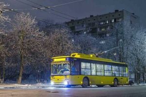 Стало відомо, які автобуси й тролейбуси курсуватимуть столицею на вихідних не так, як завжди (актуальні схеми)