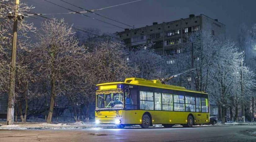 Стало відомо, які автобуси й тролейбуси курсуватимуть столицею на вихідних не так, як завжди (актуальні схеми)