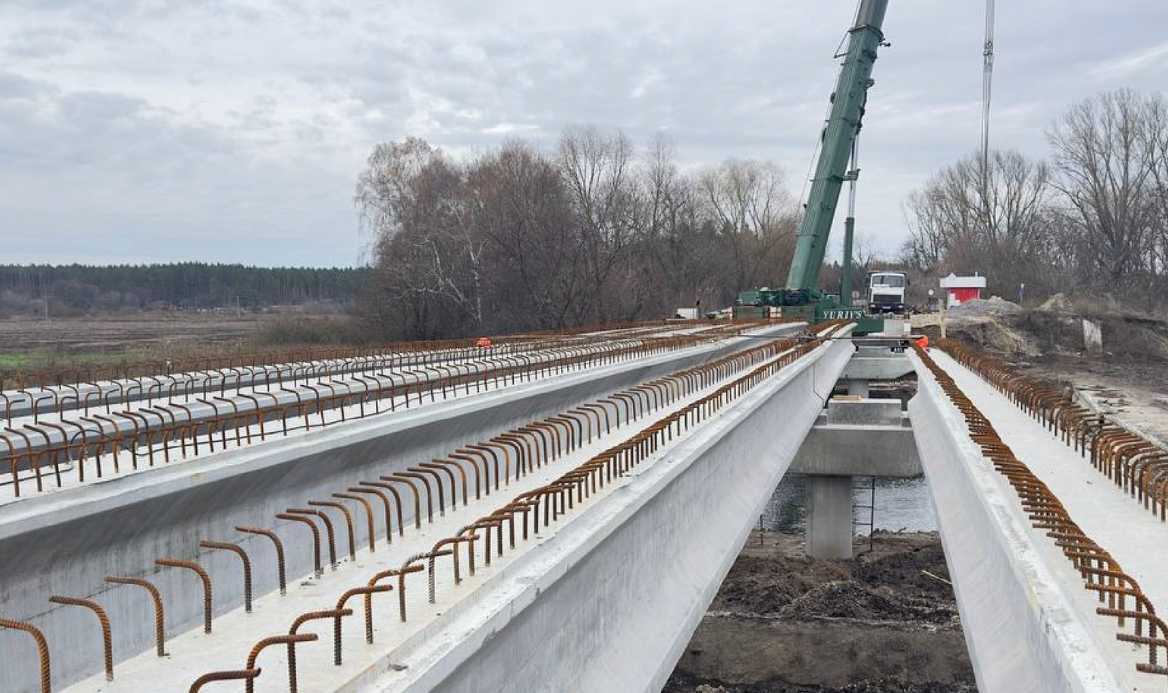 На дорогах Київщини відбудовують чотири моста