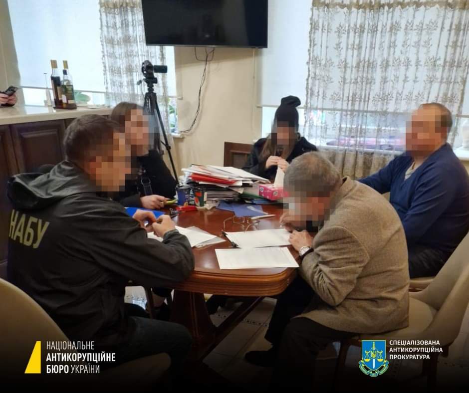 Забудовник “Кришталевих джерел” і викопосодавиця з Мінвідновлення підозрюються у хабарі