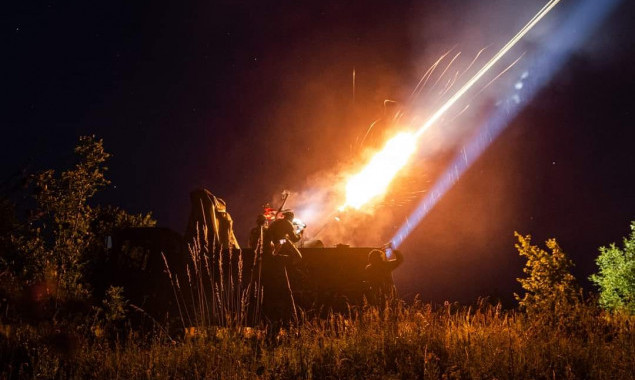 Нічна атака на Київ: уламки “шахедів” впали в п’яти районах, є постраждалі, знеструмлено десятки будинків