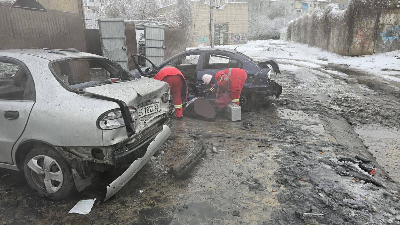 Зранку окупанти обстріляли автостоянку приватного підприємства у Херсоні, двоє людей загинули