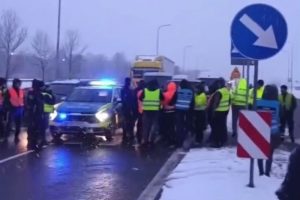 Українські водії перекрили дороги у Перемишлі та Медиці на знак протесту проти блокування кордону (фото)