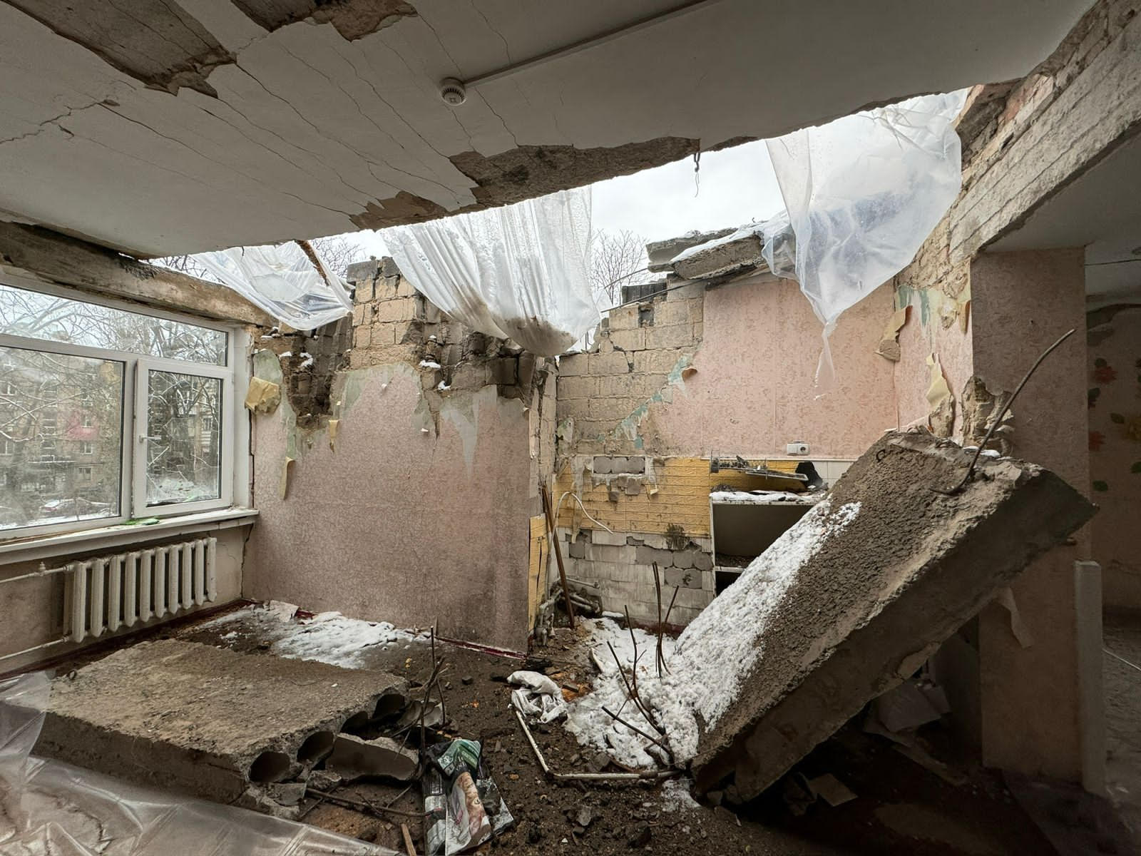 Щонайменше половину приміщення дитячого садочка, пошкодженого в результаті російської атаки дронами, доведеться відбудувати - КМДА (фото)