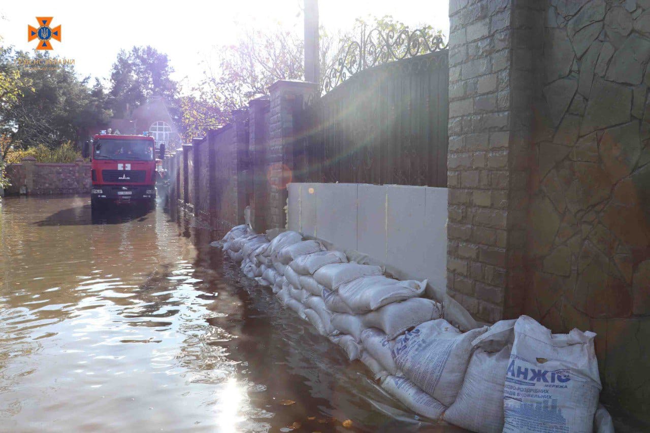 У Софіївській Борщагівці рятувальники відкачали воду з підтоплених зливою домоволодінь (фото, відео)