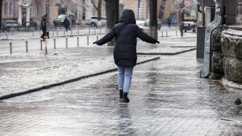 Жителів Києва та області попереджають про утворення ожеледиці на дорогах завтра