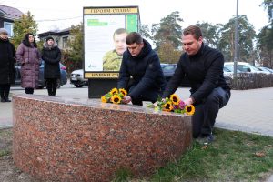 В Бучі біля пам’ятного знаку на площі Героїв Майдану вшанували пам’ять полеглих Героїв, - Руслан Кравченко (фото)