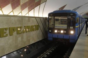 Рух поїздів метро на ділянці між станціями “Теремки” – “Деміївська” вже зупинено через воду з підземелля (відео)