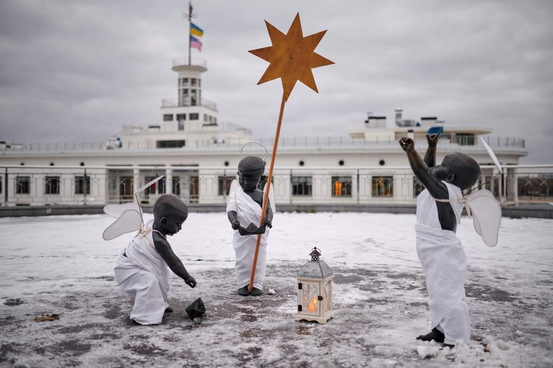 У столиці скульптури малюків-засновників на Поштовій площі перевдягли до Різдва