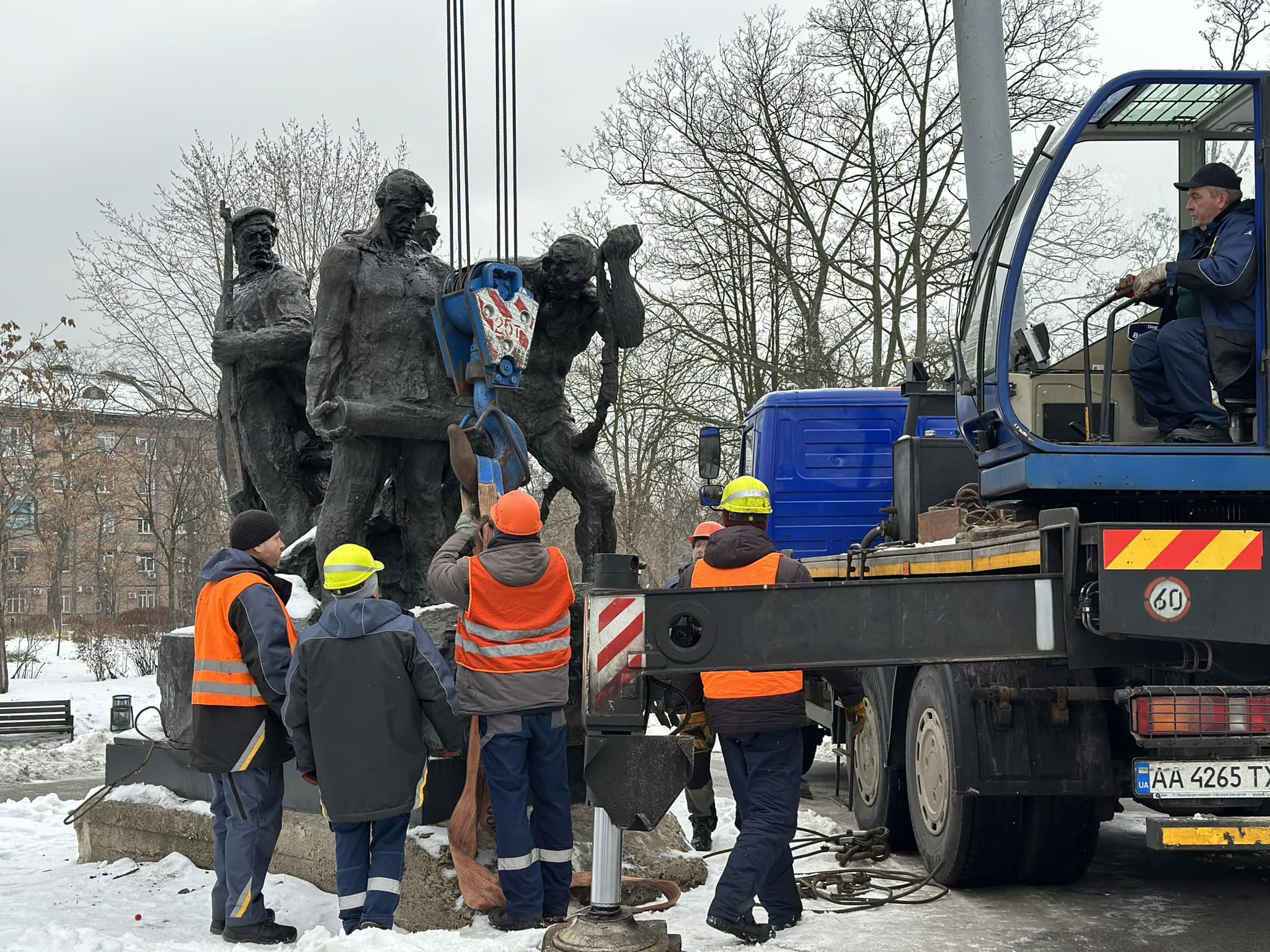 У Києві демонтували пам’ятник екіпажу радянського бронепоїзда “Таращанець” (фото)