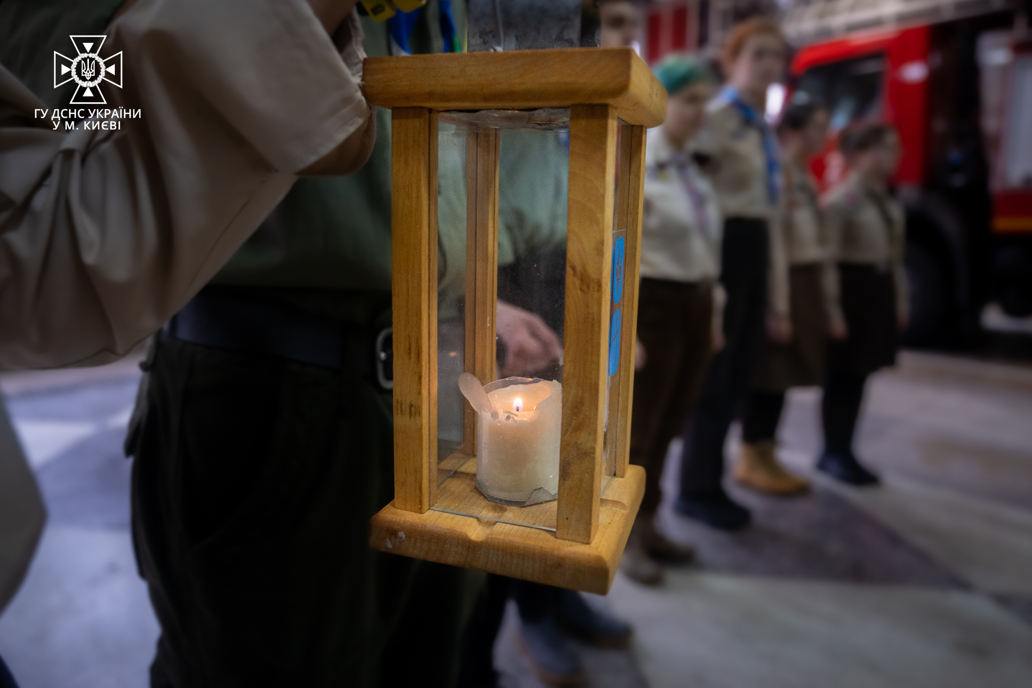 Пластуни передали Вифлеємський вогонь столичним рятувальникам (фото)