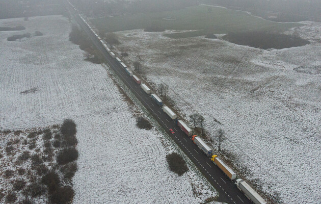 На кордоні з Польщею черги з вантажівок розтягнулись на 40-60 кілометрів, - ЗМІ