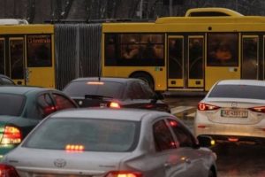 У Києві рух закритою ділянкою “синьої” гілки метро на маршрутах дублюють 77 автобусів та 20 тролейбусів (схеми)