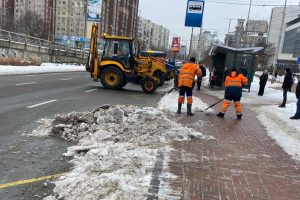 На дорогах Києва для боротьби з ожеледицею працює 279 одиниць спецтехніки та бригади з ручного прибирання
