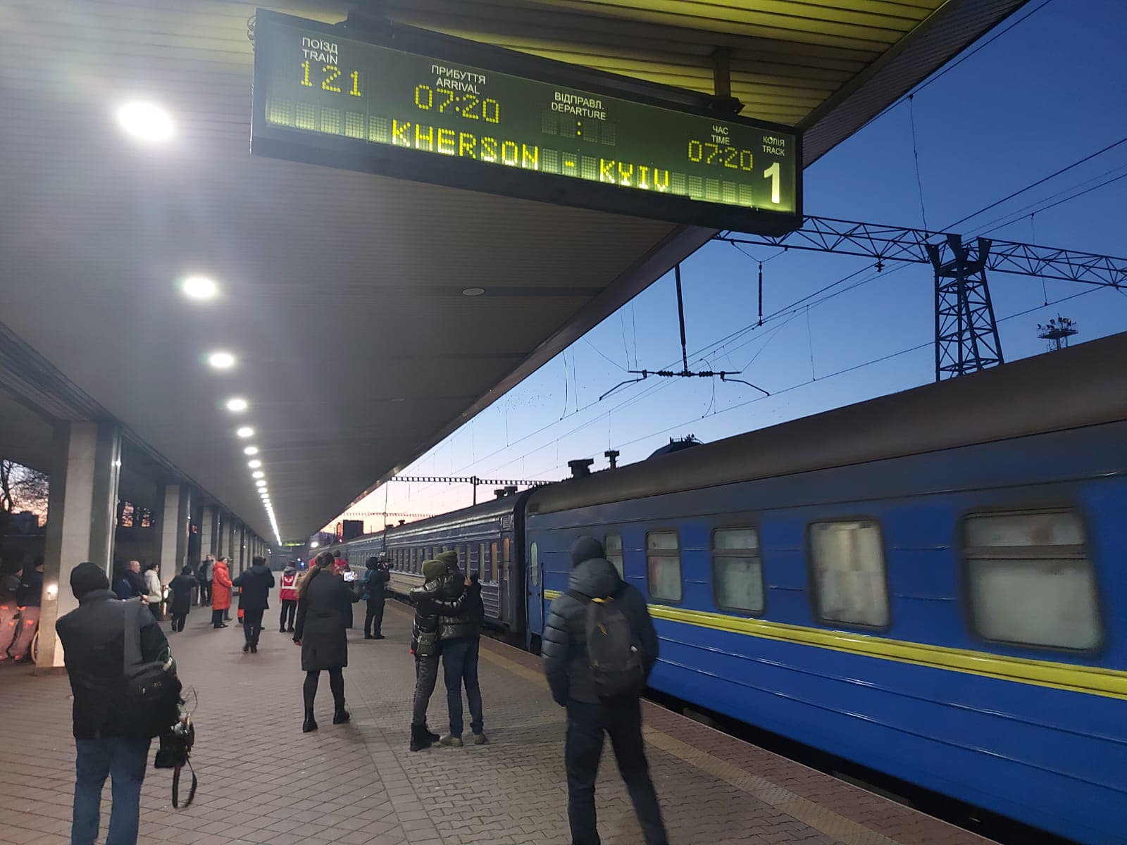 100 пасажирів з обстріляного окупантами евакуаційного поїзда із Херсона прибули у Київ