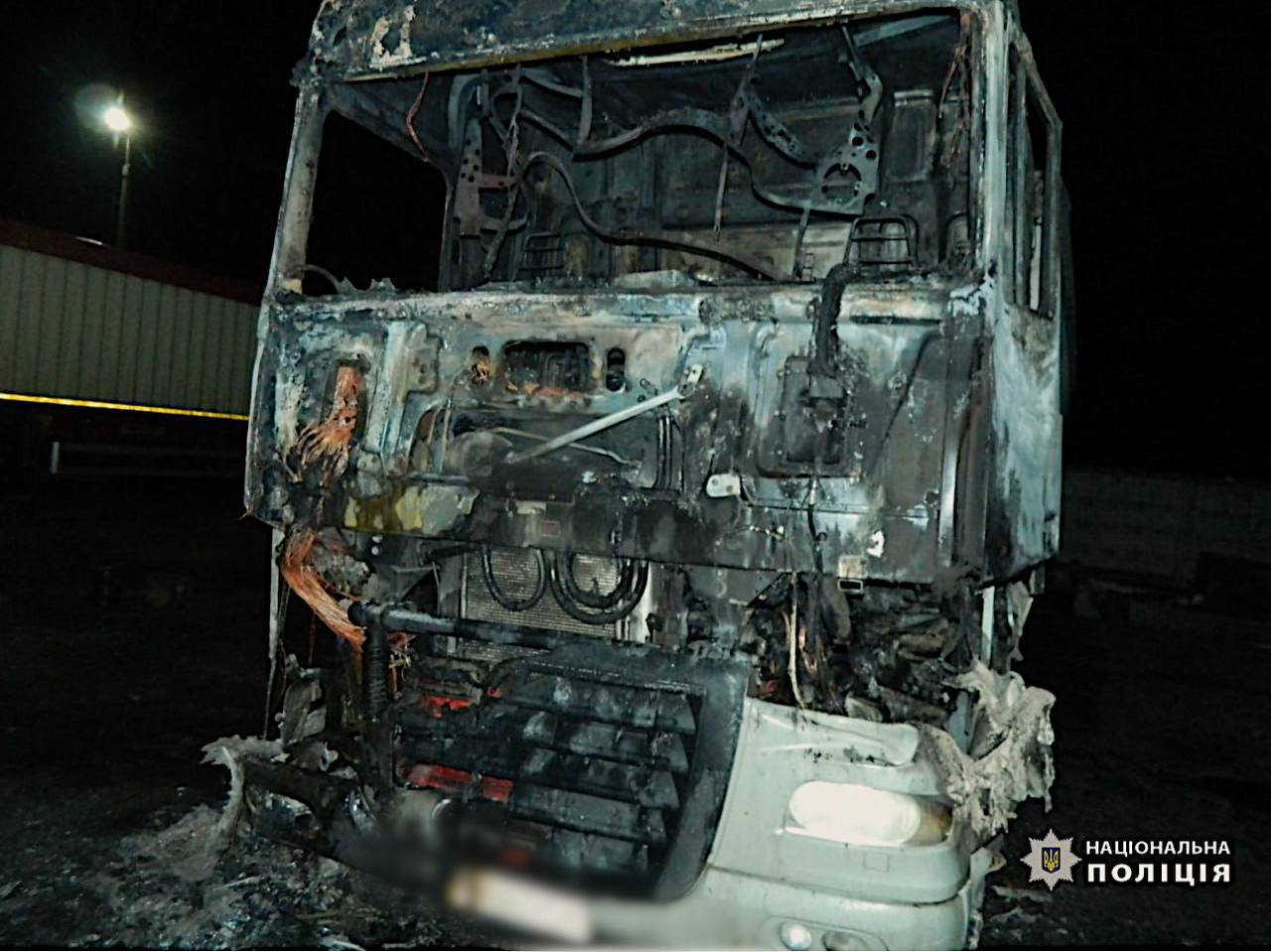 На Білоцерківщині рятувальники виявили тіло водія у згорілій вантажівці біля АЗС