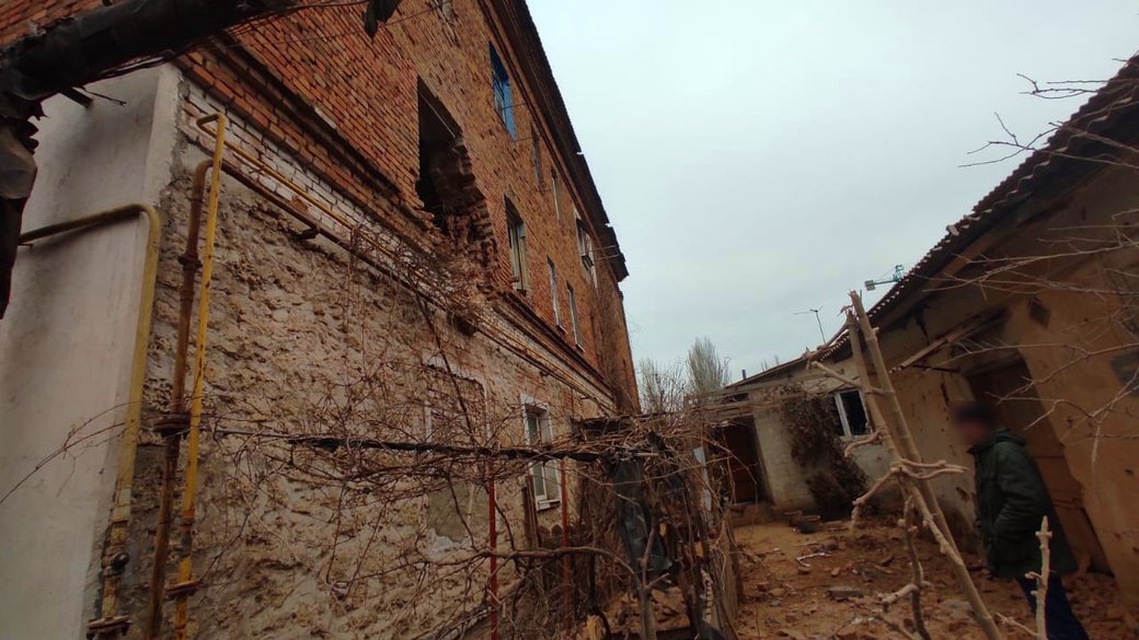 На Херсонщині внаслідок ворожих обстрілів пошкоджено будинки та лікарню, є поранені (фото, відео)