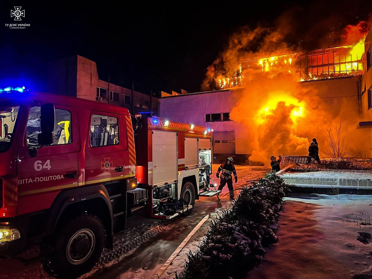 На Київщині рятувальники всю ніч гасили пожежу у будівлі меблевого цеху (фото, відео)
