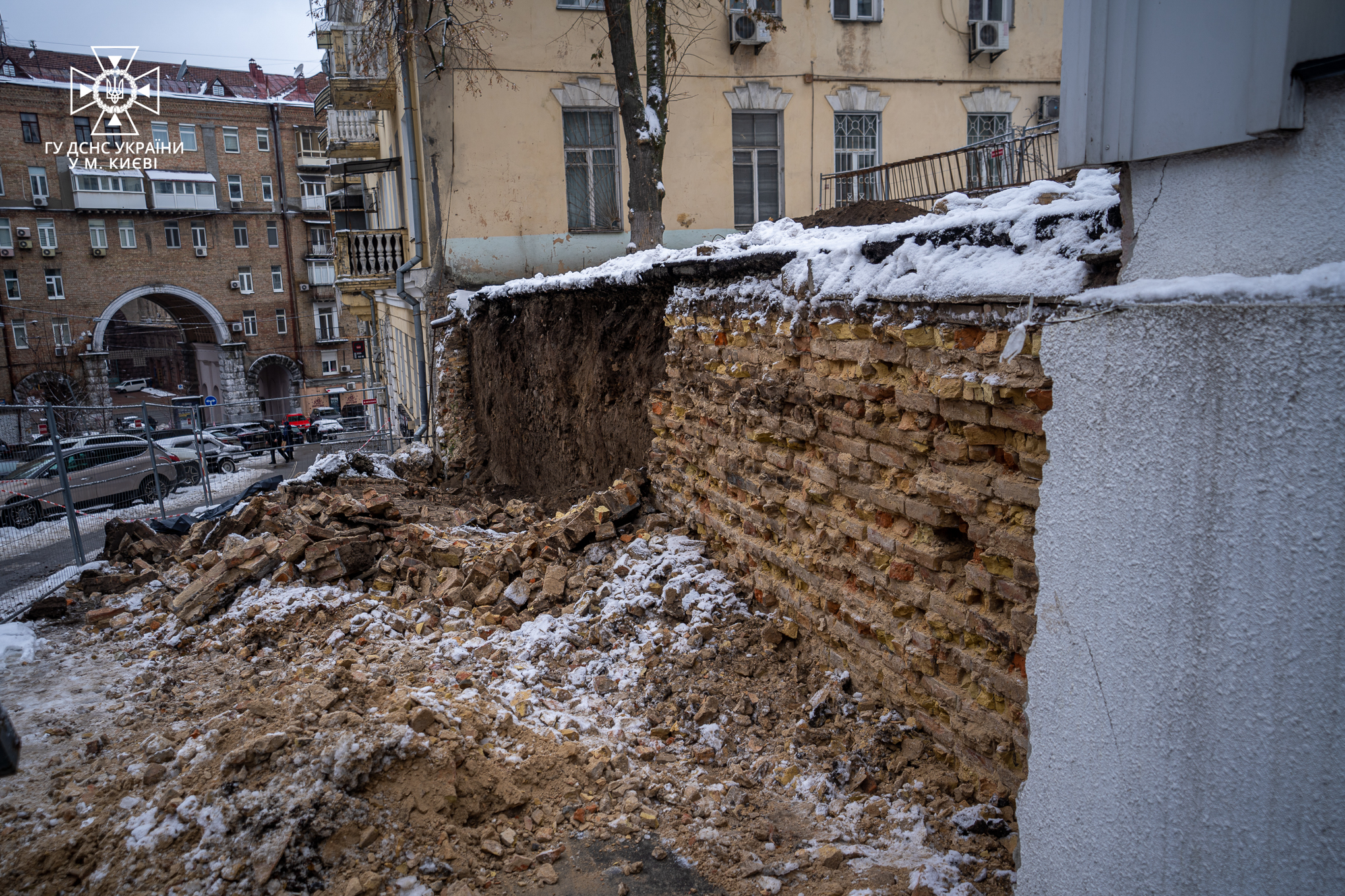 У Києві на Лютеранській через обвал підпірної стіни загинув будівельник (фото)