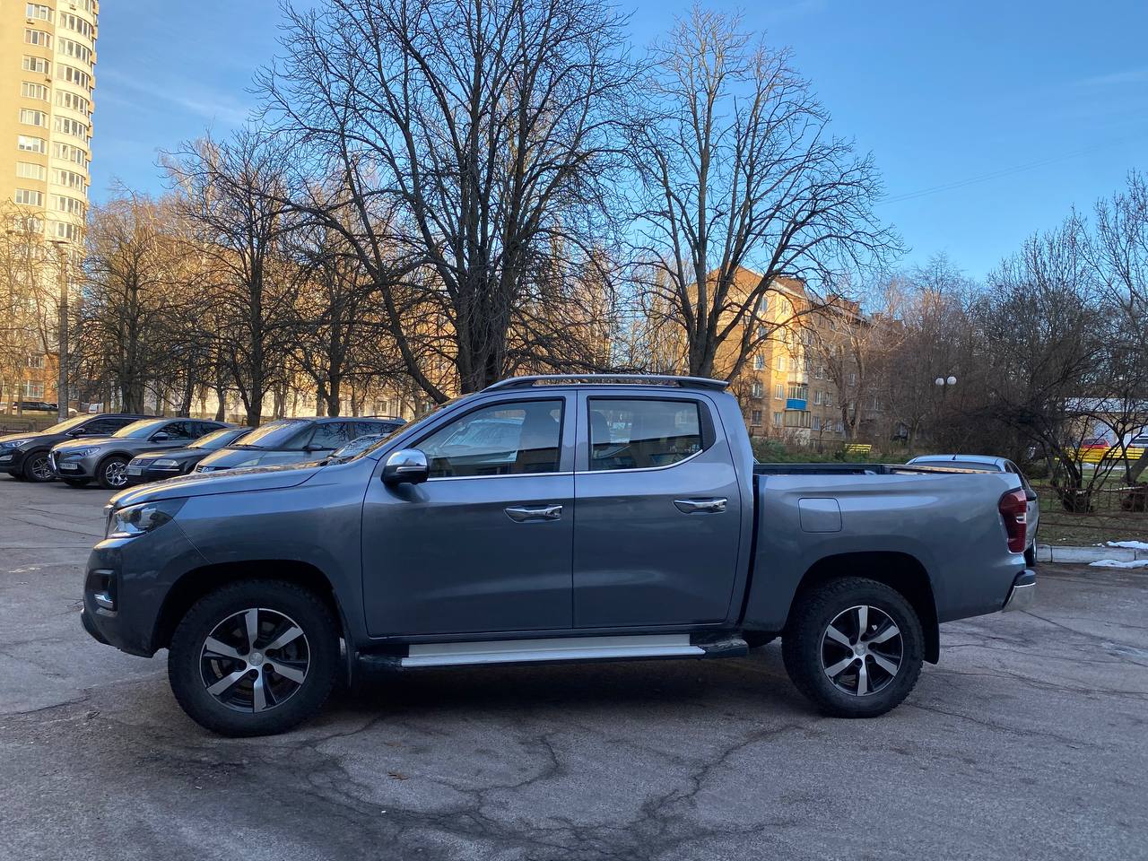 Броварська громада передала автівку військовому підрозділу