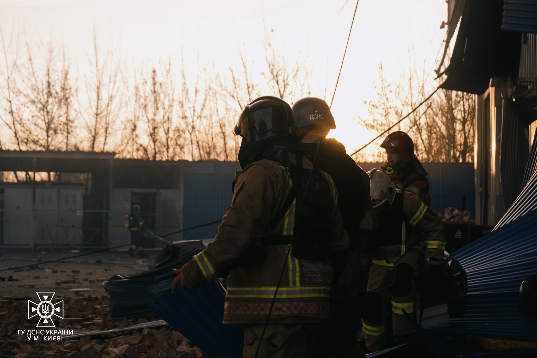 На Київщині внаслідок атаки дронів загорівся об’єкт інфраструктури, пожежу ліквідували