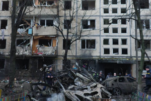 Мешканців багатоповерхівки в Дніпровському районі, пошкодженої внаслідок ракетної атаки тимчасово прихистять в Пункті Незламності (фото)